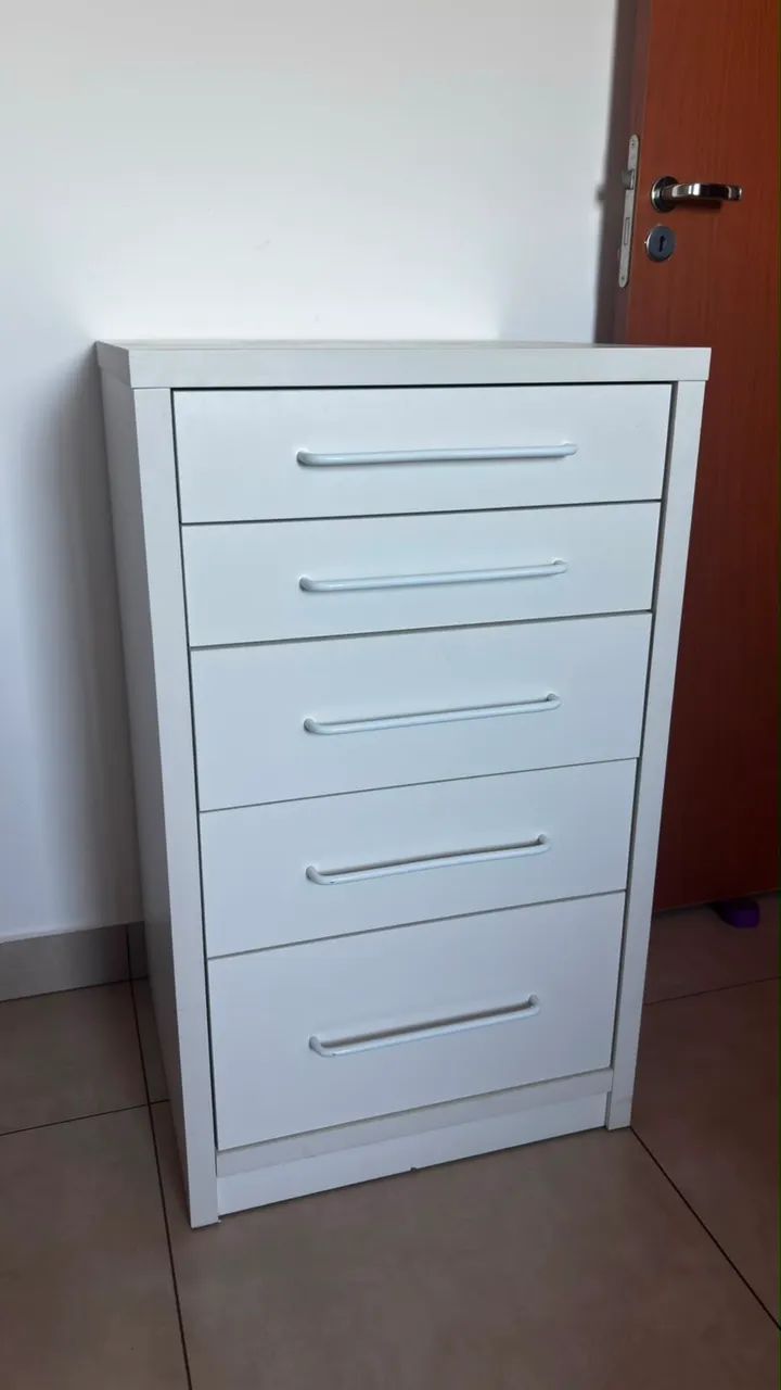 cômoda branca com 5 gavetas