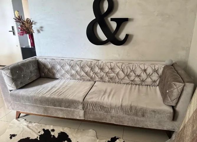 Sofá Elegante Capitonê veludo furta cor off/cinza - Foto 2