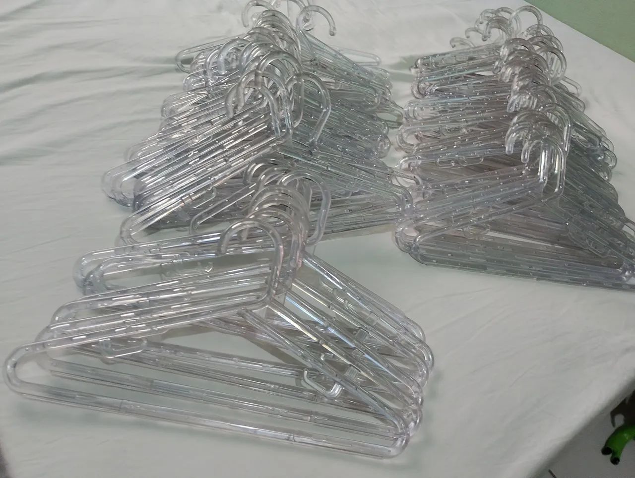 75 Cabides infantis acrílico transparente grosso com gancho. 