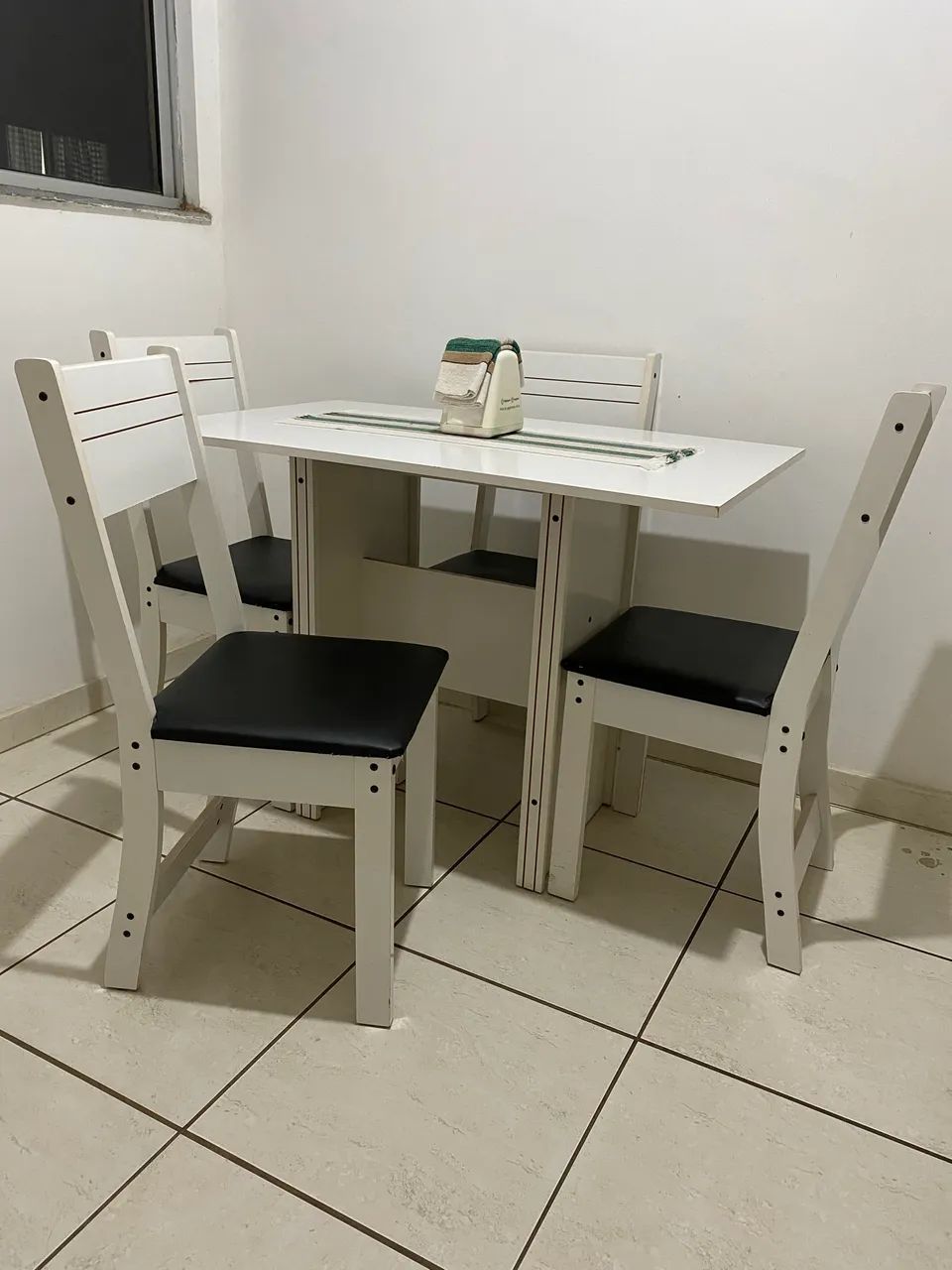 Mesa de Jantar 4 Cadeiras de Madeira - Foto 2