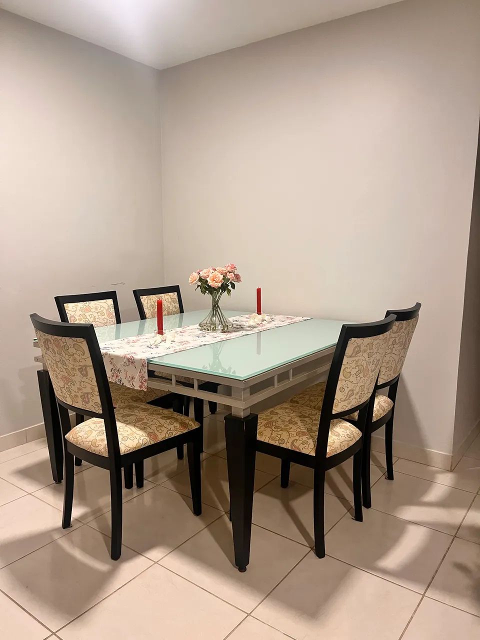 Mesa de Jantar com Tampo de Vidro + 4 Cadeiras de Madeira - Foto 3