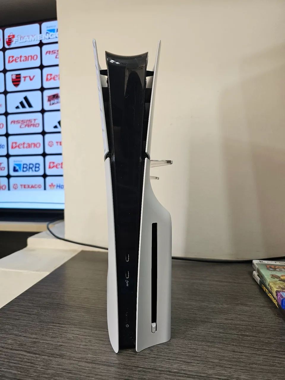 PS5 mídia física 1TB + 2 controles + 2 jogos - Foto 2