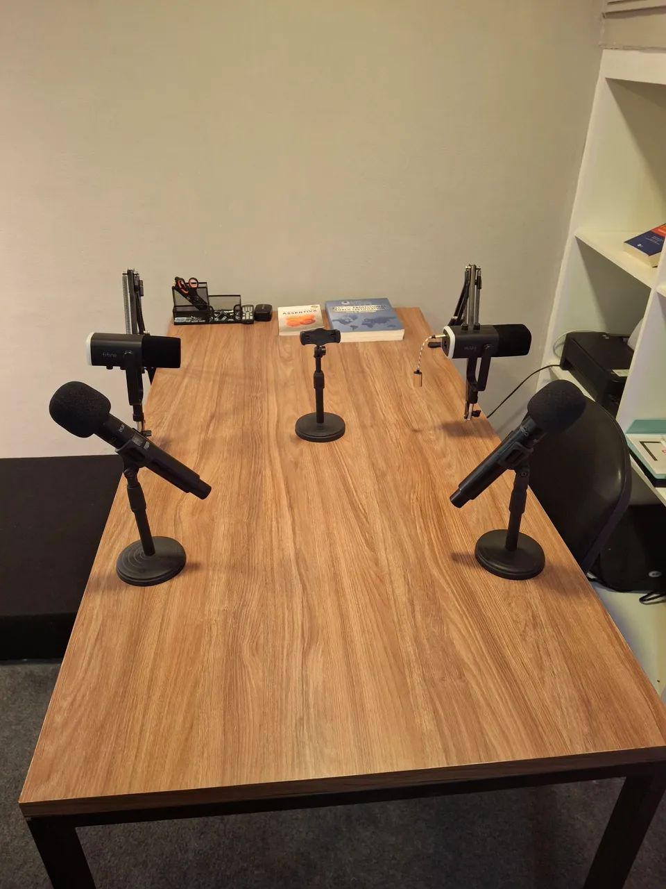 Mesa de Podcast com microfones - Foto 2