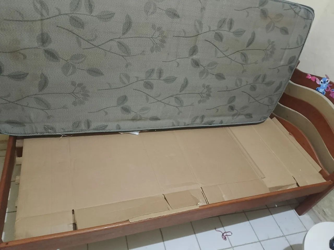Cama de solteiro de madeira, com colchão 