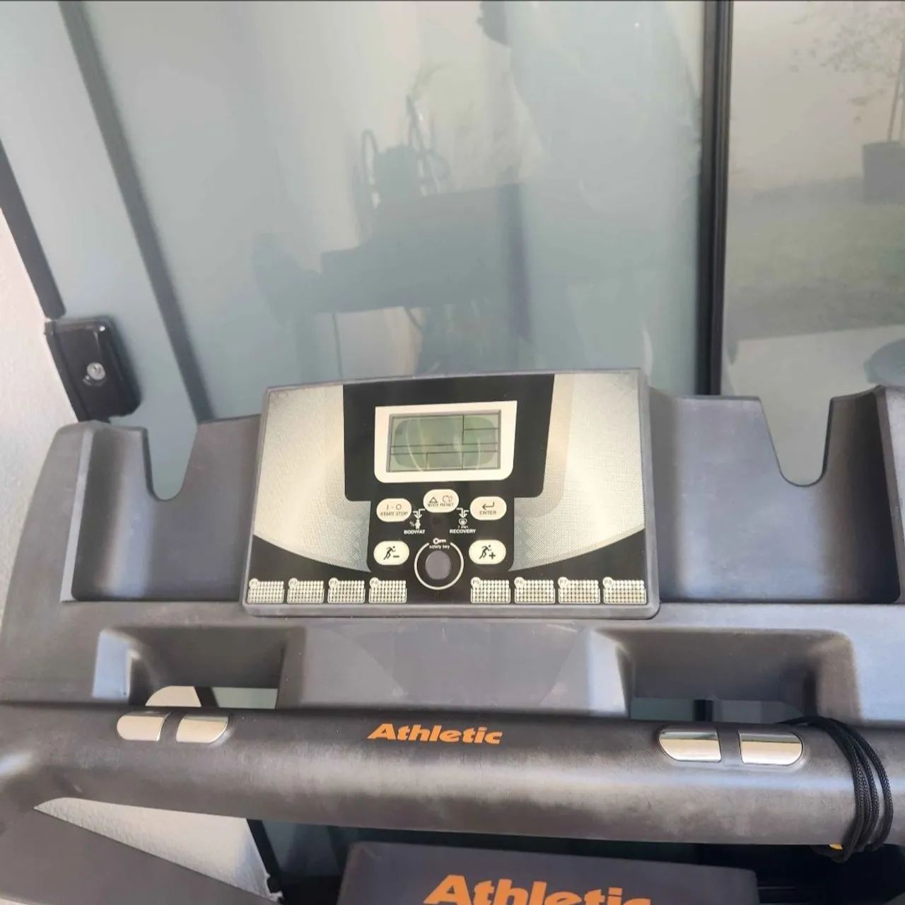 Esteira ergométrica da marca Athletic, modelo Advanced 420EE + capa nova inclusa