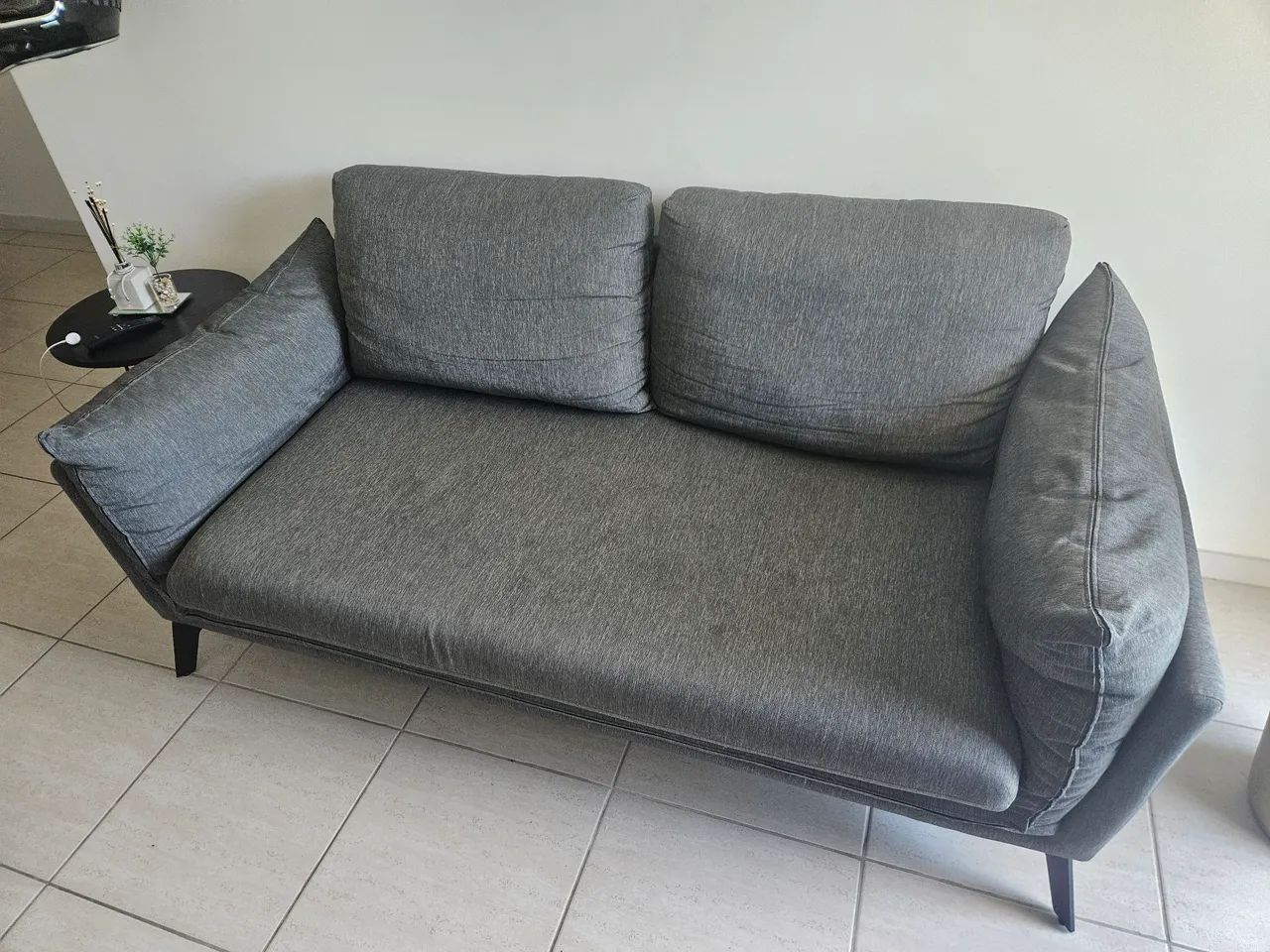 Sofá 1.8m com pés em ferro - Foto 2