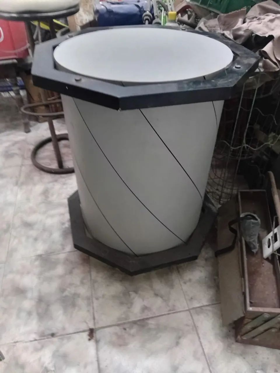 Mesa com base em madeira 