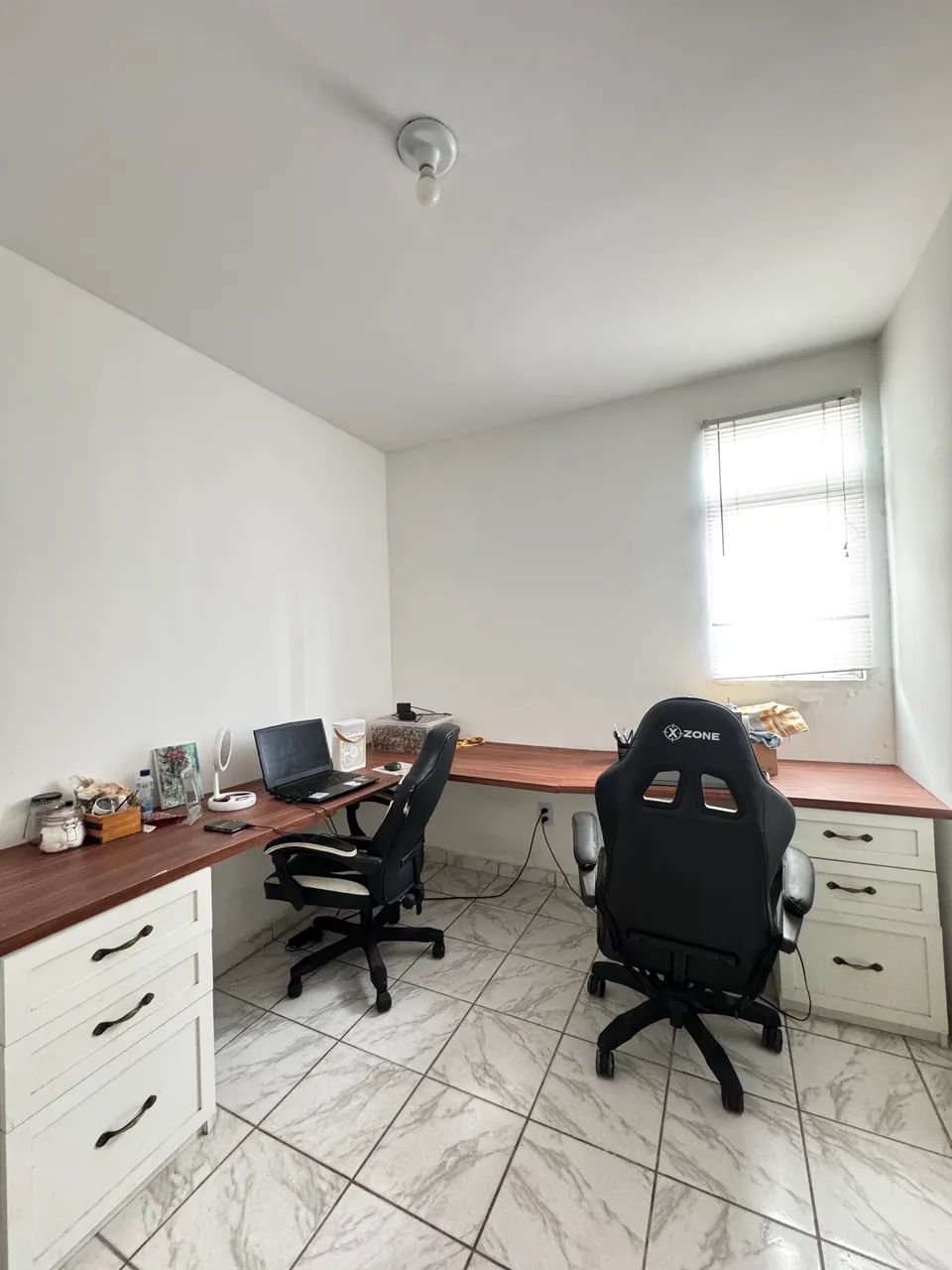 Mesa planejada de escritório + cadeiras gamer