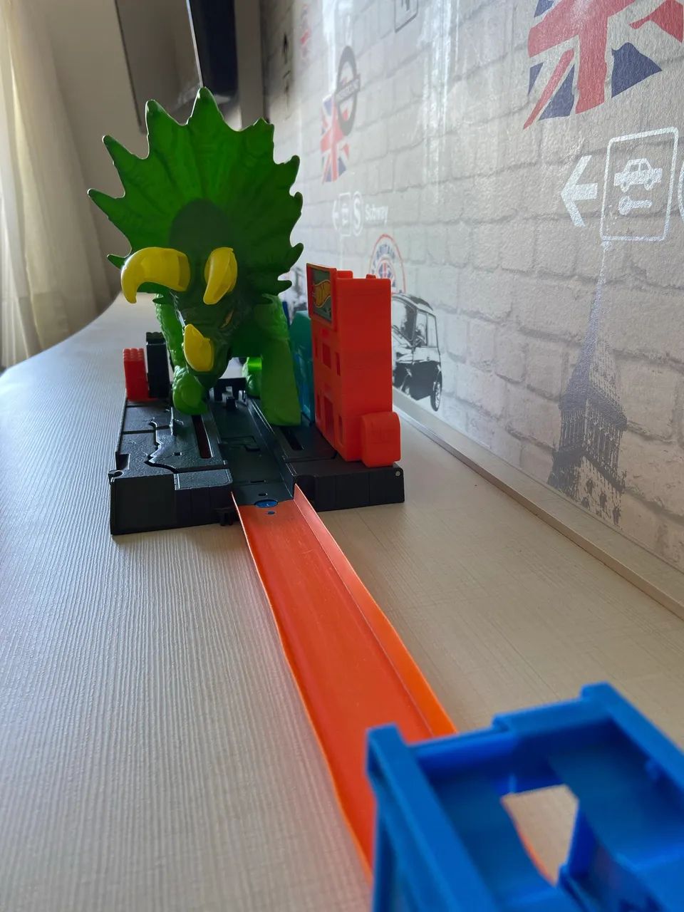 Pista Hot Wheels com dinossauro - Foto 3