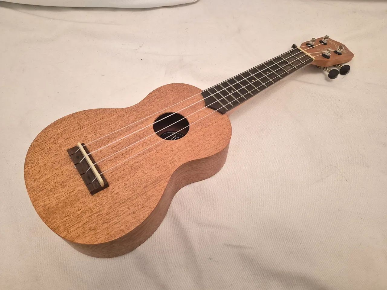 UKULELE IMPORTADO TANGLEWOOD COM EXCELENTE CASE RÍGIDO. - Foto 5