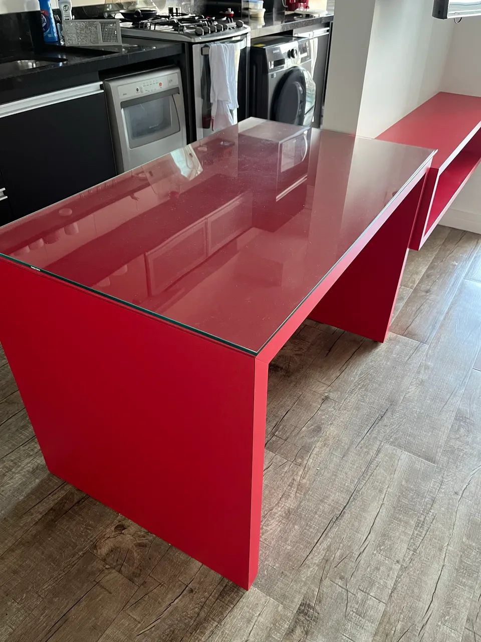 Mesa escrivaninha com vidro e aparador fórmica vermelha  - Foto 5