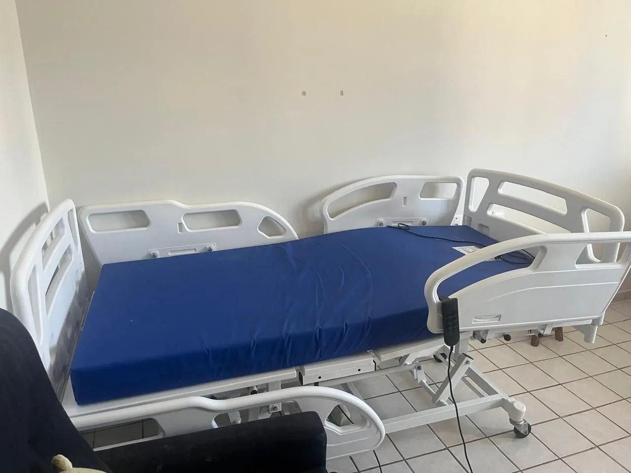 Cama hospitalar motorizada MRC 1033 semi nova com colchão  - Foto 5