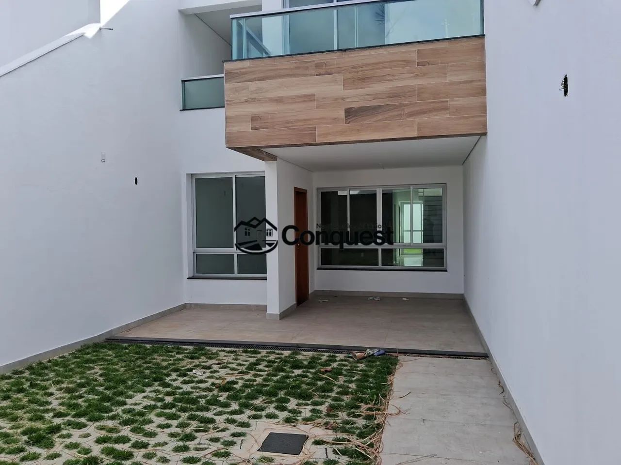 Vendo Casa NOVA Duplex de Alto Padrão com 3 Quartos, Suíte, Varanda e 3 Vagas  Centro de C