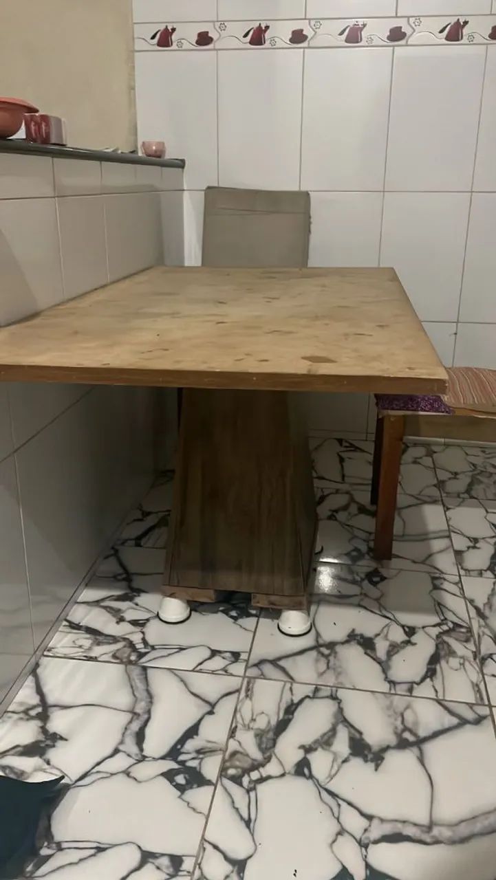 Mesa de jantar com 4 cadeiras está em ótimo estado  - Foto 3