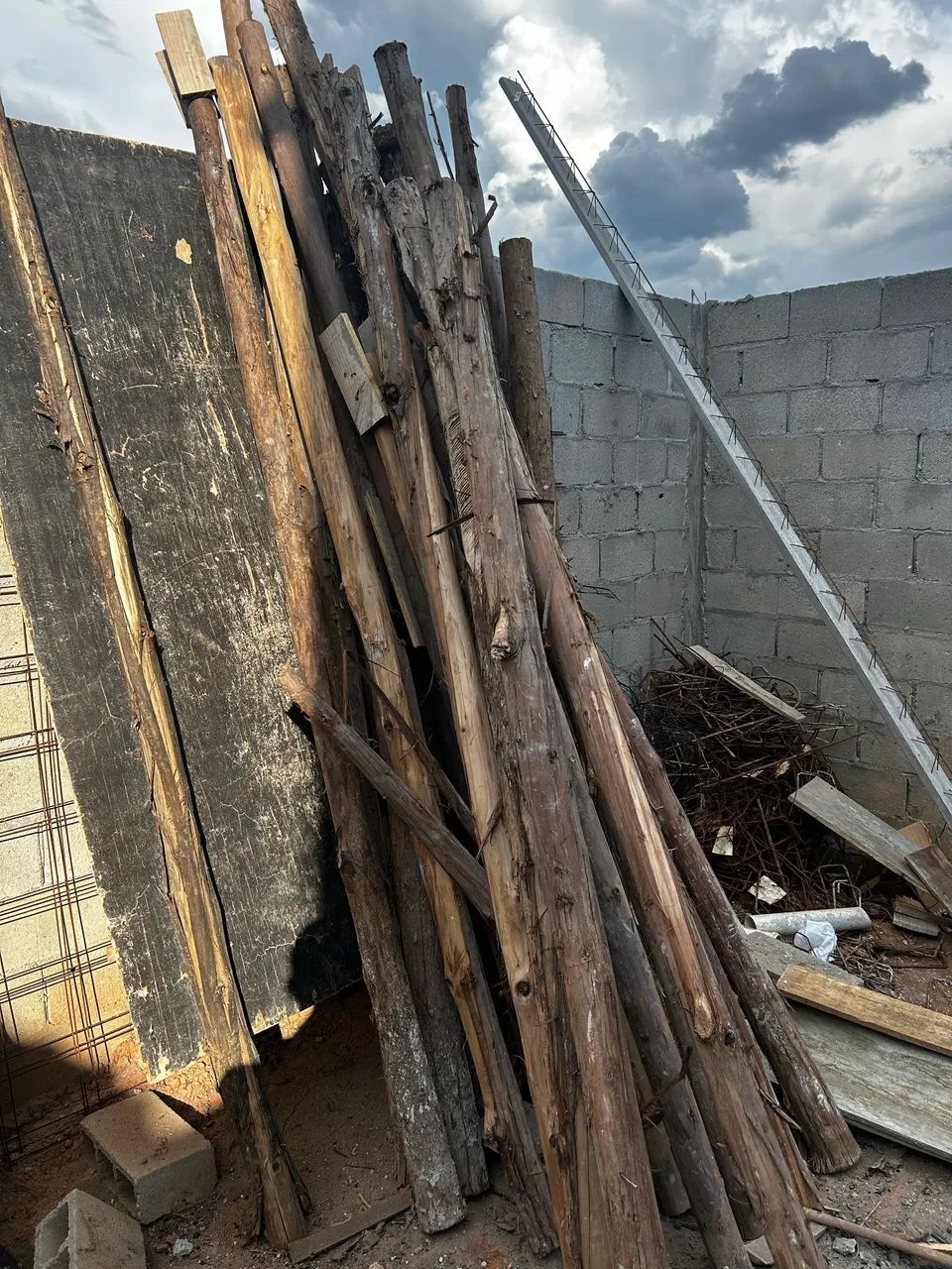 Tábua e pau de eucalipto P/ construção 