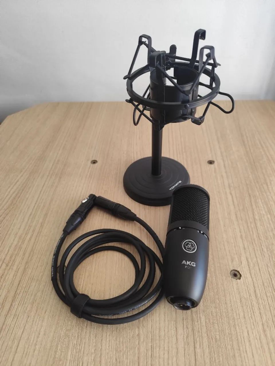 Microfone AKG P 120 com cabo e pedestal  - Foto 3