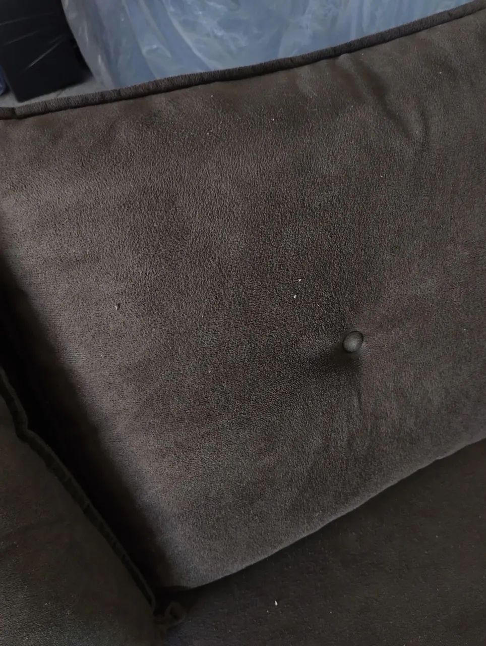 Sofá de canto marrom suede usado com almofadas  - Foto 4