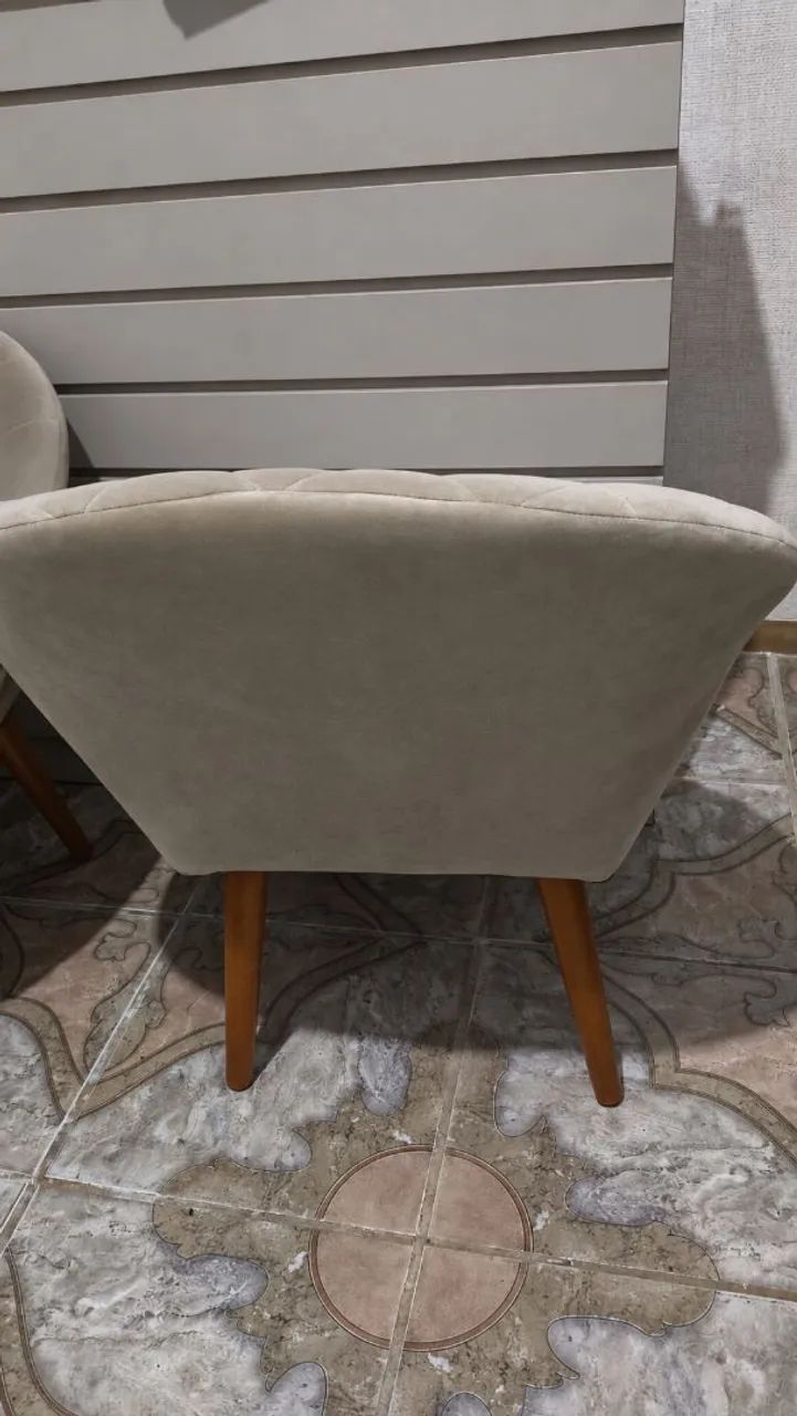 3 poltronas para recepção em ótimo estado de conservação.