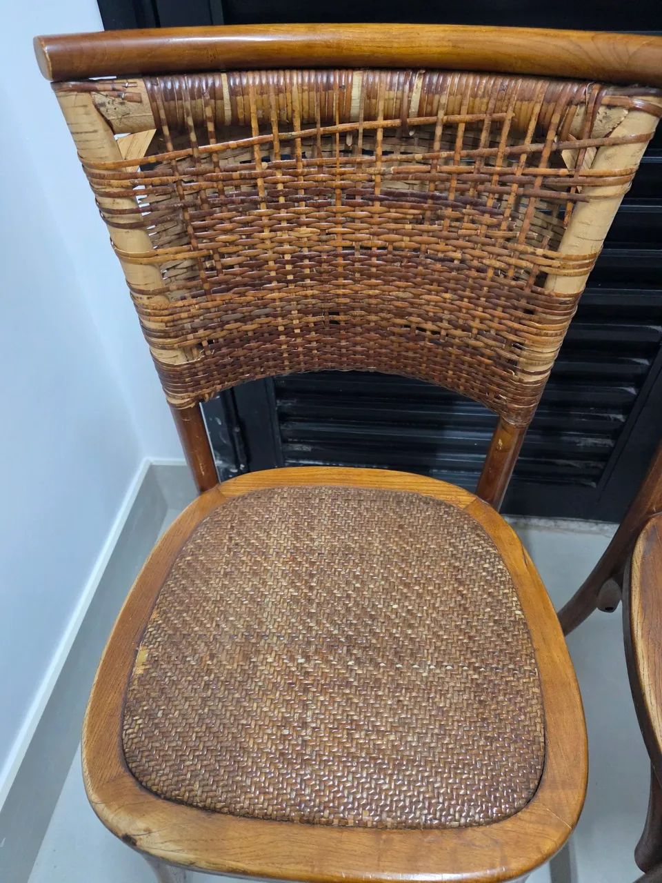 2 Cadeiras de Madeira e Rattan - Foto 4