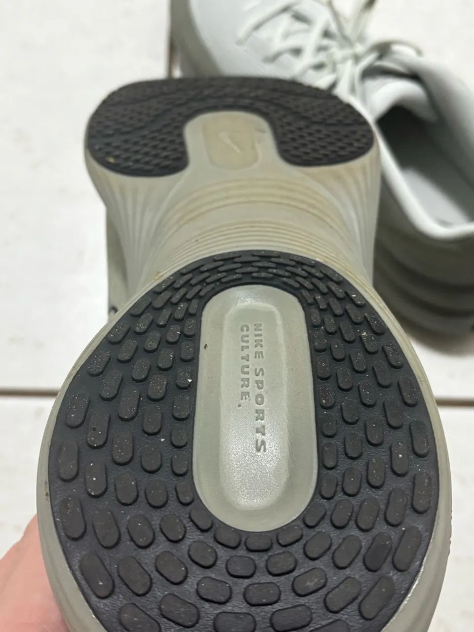 tênis nike uplift sc cinza 44 - Foto 2