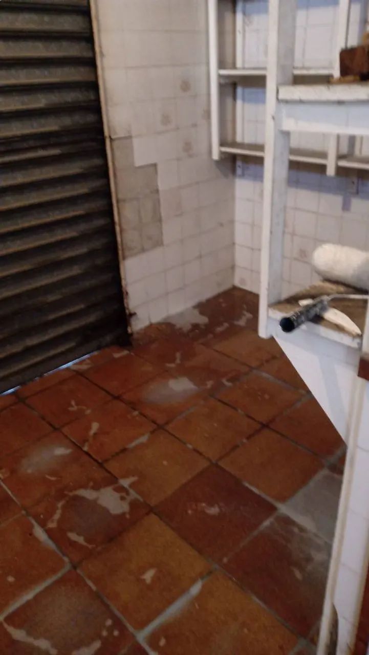 Salão comercial com banheiro..balcão..lavatório..porta e grade  - Foto 2