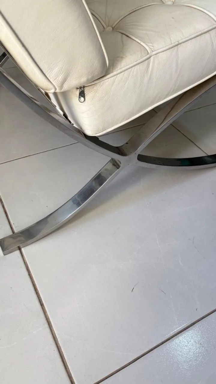 Cadeira Barcelona em Couro Branco - Peça de Design - Precisa de Reforma - Foto 3