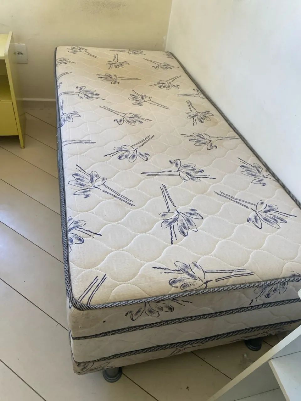Cama box solteiro.