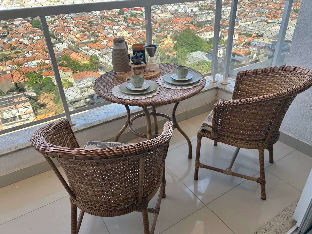 Mesa de vime com 2 cadeiras