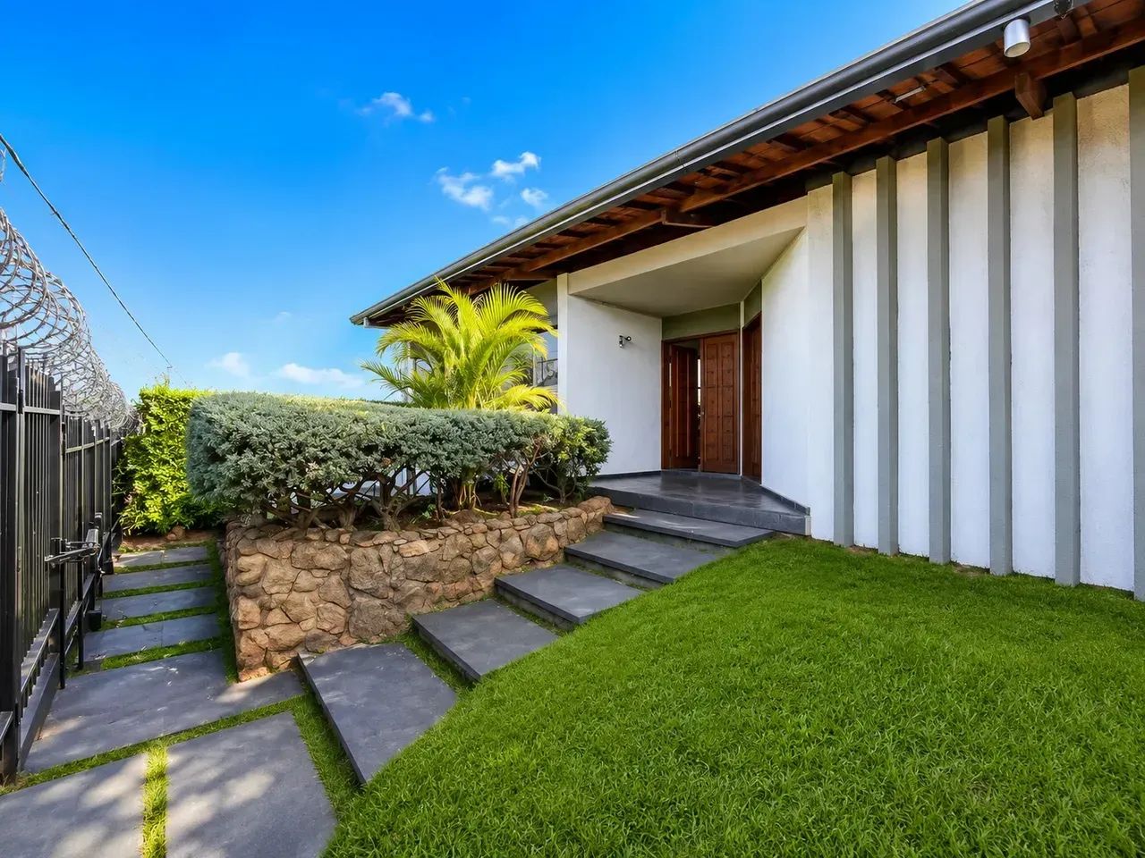 Casa para aluguel com 450 metros quadrados com 5 quartos