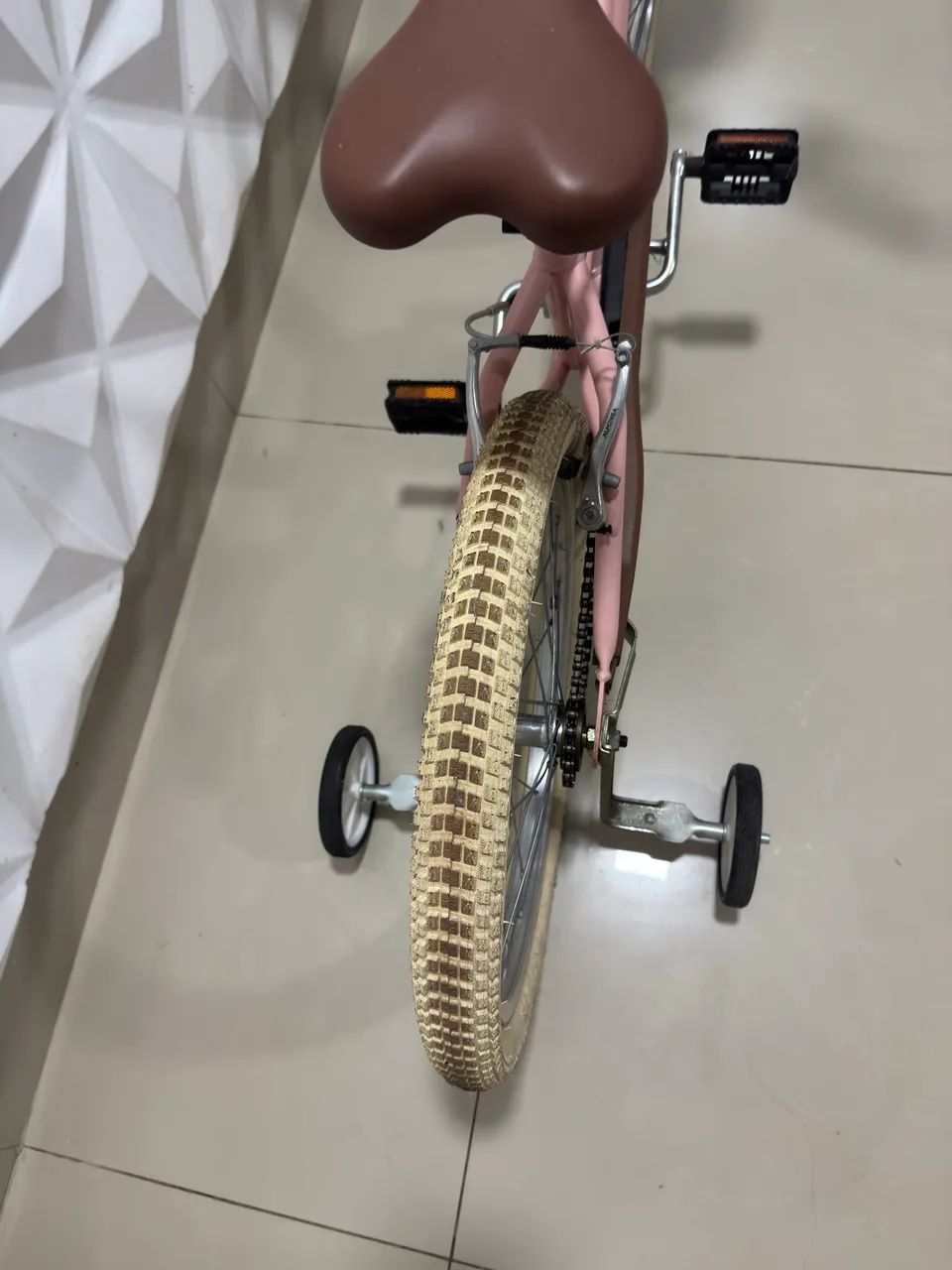 Bicicleta infantil btwin com rodinha  - Foto 3