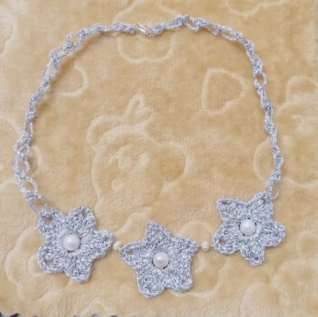 Colar delicado com detalhes em flores de crochê e pérolas.