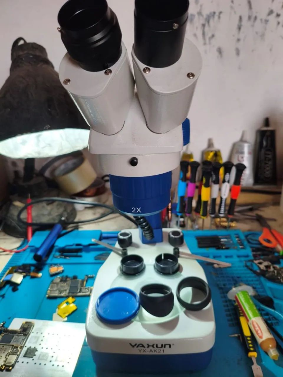 Microscópio Yaxun AK21