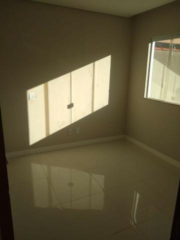 Linda casa com piscina e duas vagas de garagem - Foto 13