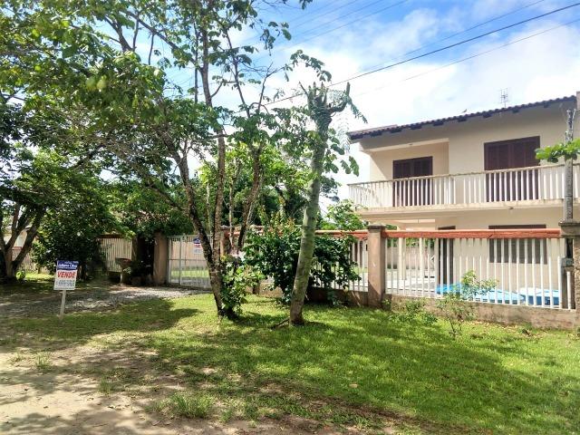 Sobrado com piscina, aproximadamente 590 metros da praia !
