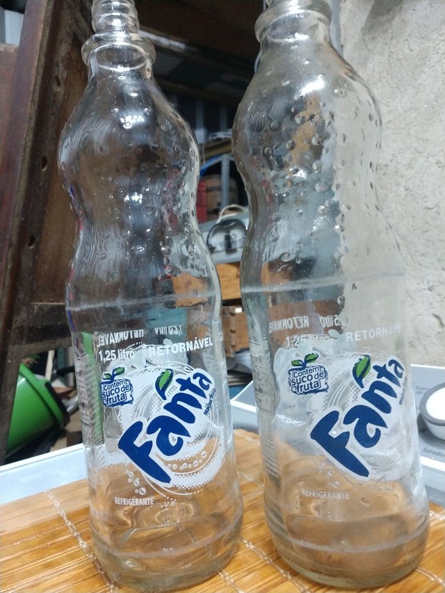 Duas garrafas antigas fanta coleção  - Foto 3