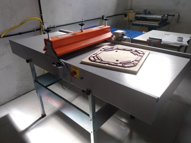 Corte e vinco/ Impressora flexográfica 