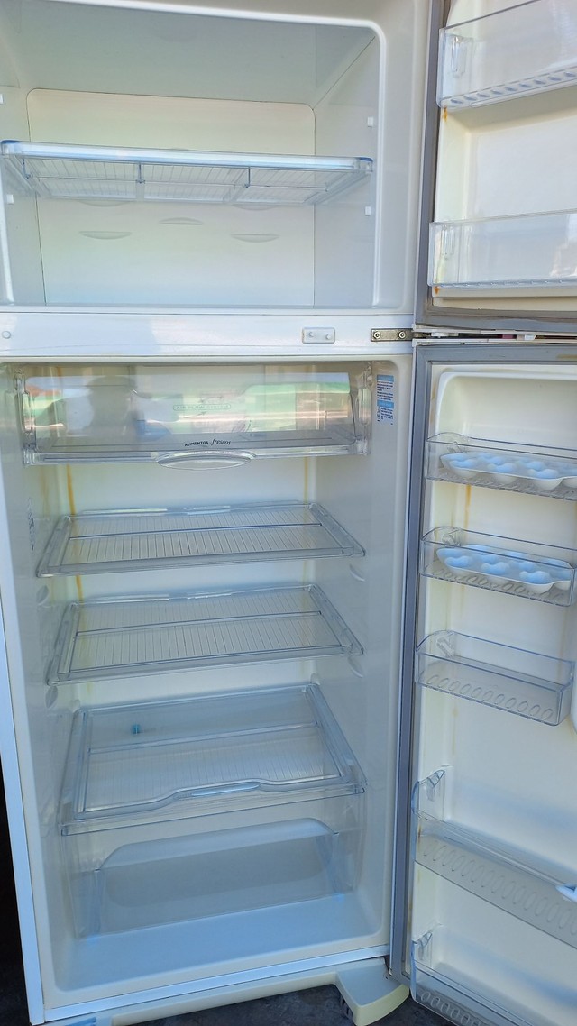 Vendo uma geladeira funcionando perfeitamente bem 1,200 - Foto 3
