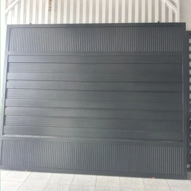 Portão da cor preta (São Francisco)