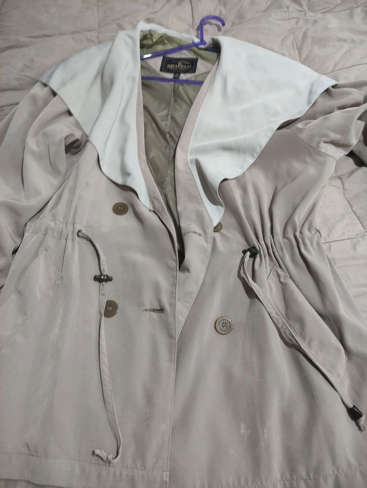 Casaco Feminino Bege com Detalhes em Branco
