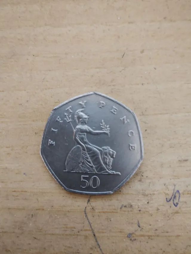 Vendo moeda com o rosto estampado da rainha Elizabeth ano 1998 - Foto 2