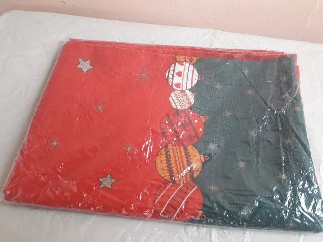 Vendo uma Toalha de Mesa  (Natal ) em tecido  + e um prato bandeja de natal redonda. - Foto 6