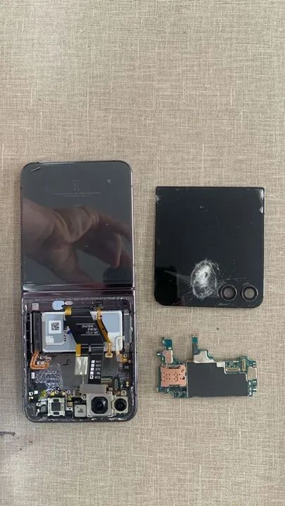 Venda de Peças Samsung Z Flip5 (Dano na Tela Frontal e Placa)