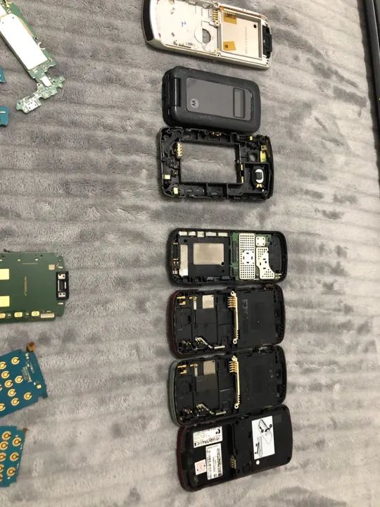 Placas e carcaças de celular antigo para extração de ouro  - Foto 4