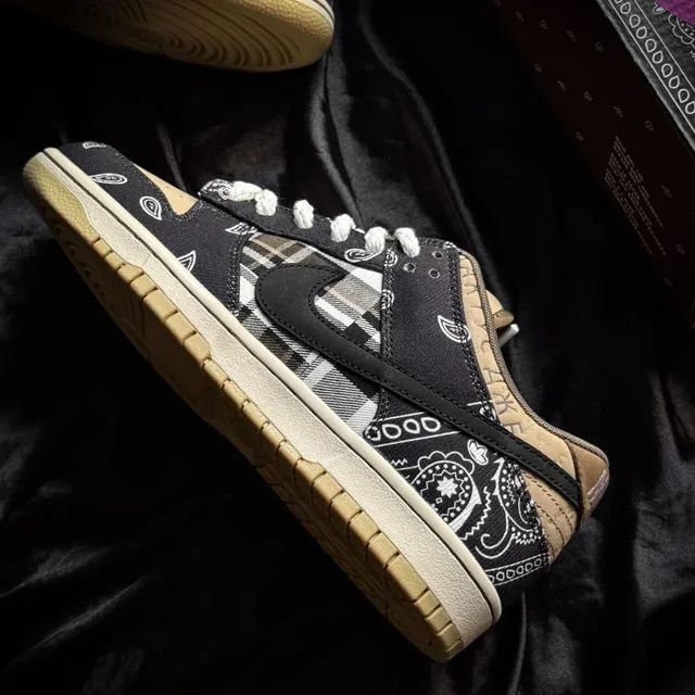 Nike Dunk SB x Travis Scott "Cactus Jack" - Foto 2