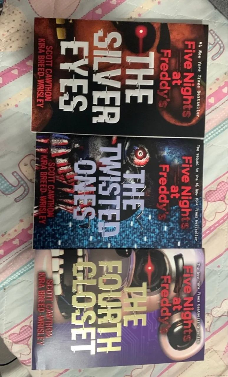 trilogia livros five nights at freddy fnaf em inglês com poster - Foto 2
