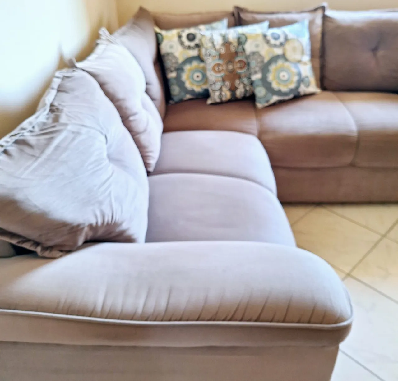 Sofá de Canto Confortável e Elegante