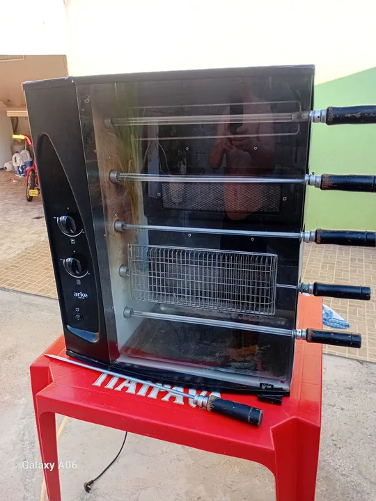 Churrasqueira rotativa a gás, ideal para apartamento não faz fumaça ( usada )