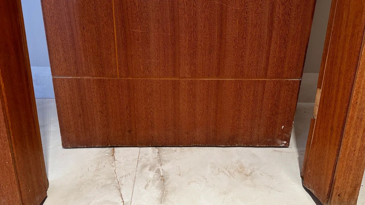 Vendo porta de madeira com caixilho e vista frontal - Foto 4