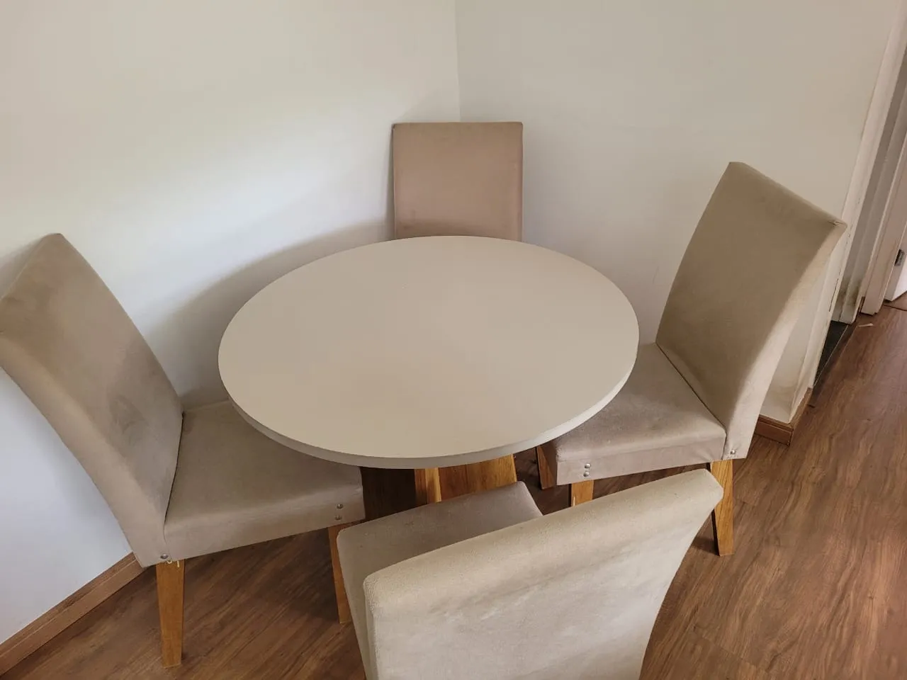 Conjunto Mesa de Jantar Redonda com 4 Cadeiras