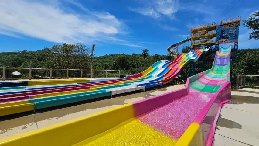 Aquabeat parque aquático com piscina de ondas e toboáguas